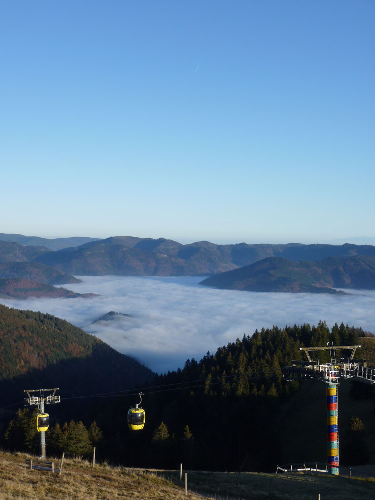 Gondeln und Masten der Seilbahn am Belchen im Schwarzwald - Panorama