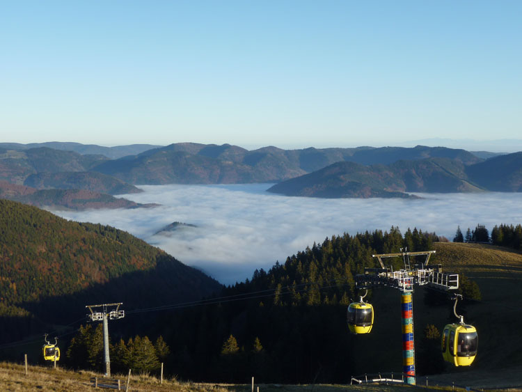 Gondeln und Masten der Seilbahn Belchenbahn im Schwarzwald