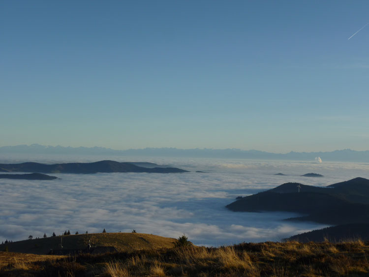 Energie zum Wandern im Schwarzwald Westwegaussicht Atomkraftwerk Windrad