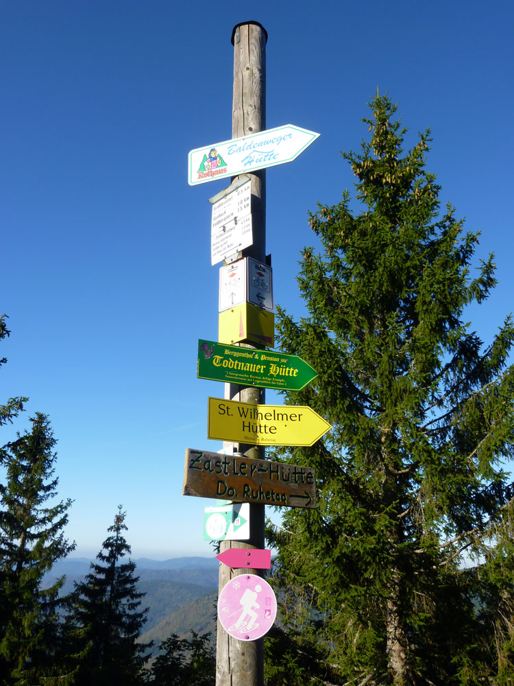 Wegweiser am Feldberg im Schwarzwald zu Hütten 