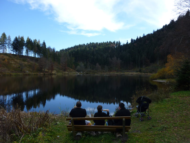 Familie am See Nonnenmattweiher im Schwarzwald