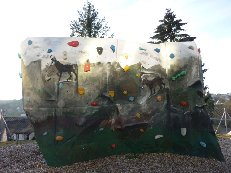 Kletterwand auf dem Spielpatz in Gersbach im Schwarzwald