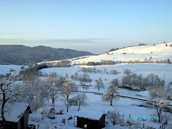 Sonnenaufgang im Winter im Bundesgolddorf Gersbach Golddorf im Schwarzwald Naturpark Südschwarzwald
