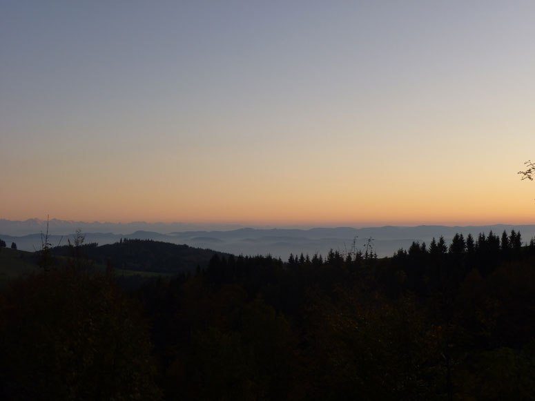 Aussicht im Herbst vom Schwarzwald am Abend auf die Alpen und das Jura im Herbst