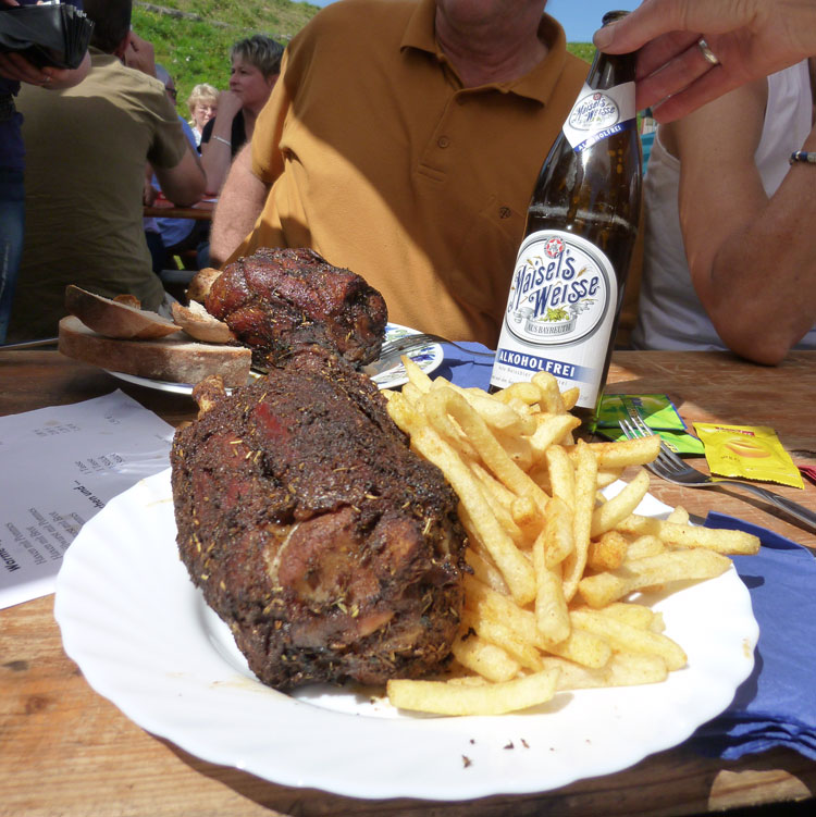 Haxen mit Pommes oder Brot und Bier (auch alkoholfrei)