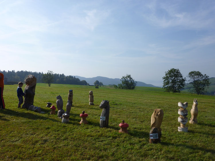 Geschnitzes mit der Motorsge Holzskulpturen