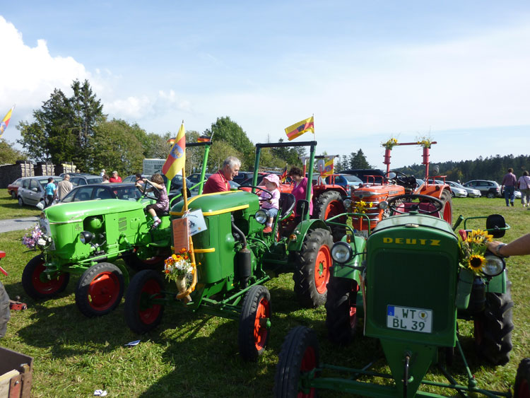 Oldtimer Traktoren Deuz mit Kind