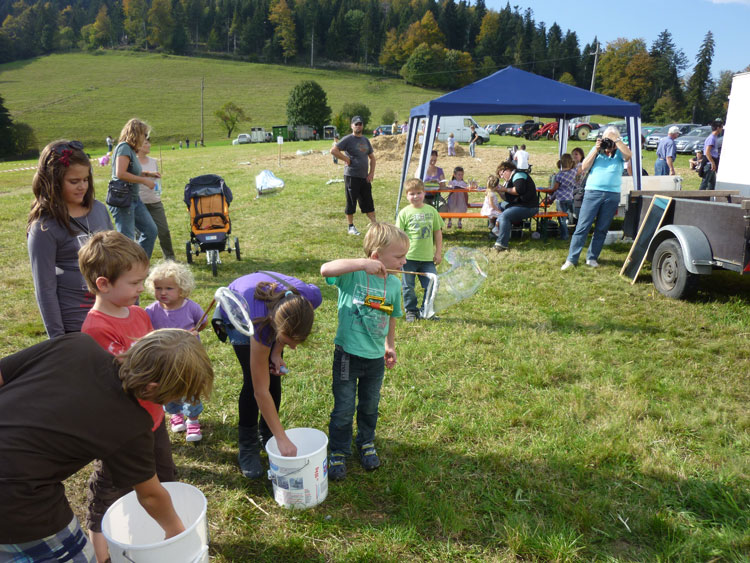 Kinder üben fleiig Seifenblasen machen