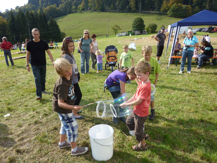 Kinder üben Seifenblasen machen