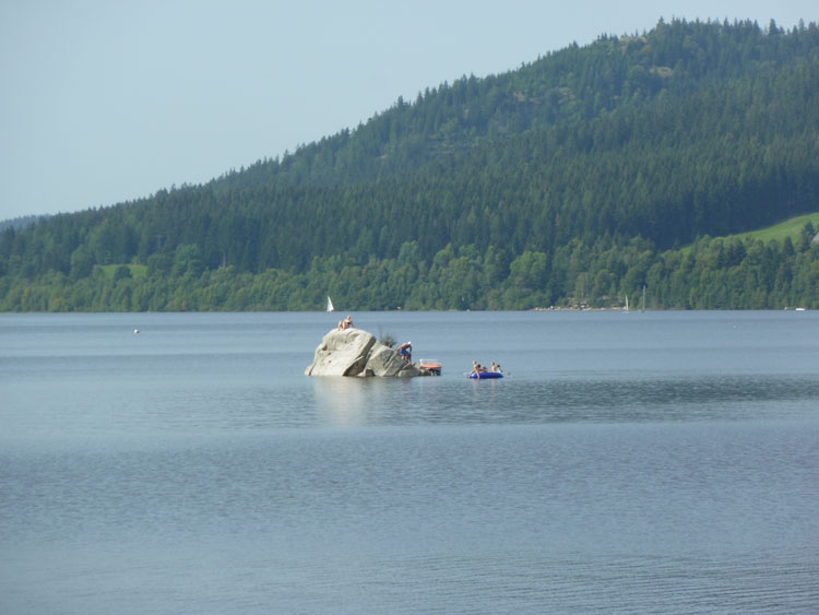 Sonnen auf dem Felsen: Insel im Schluchsee