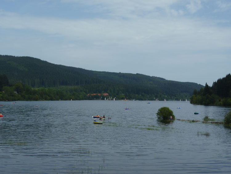 Ein klall rotes Gummiboot im Schluchsee?