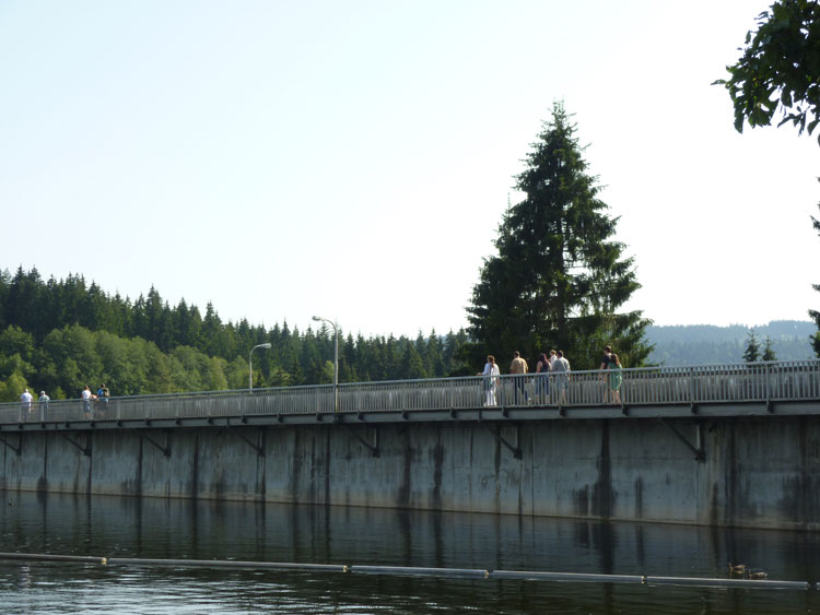 Staumauer Schluchsee von der Wasserseite