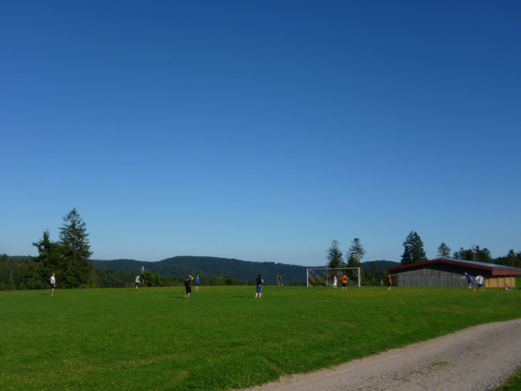 Fußballplatz im Schwarzwald: Fußballspielen im Schwarzwaldurlaub