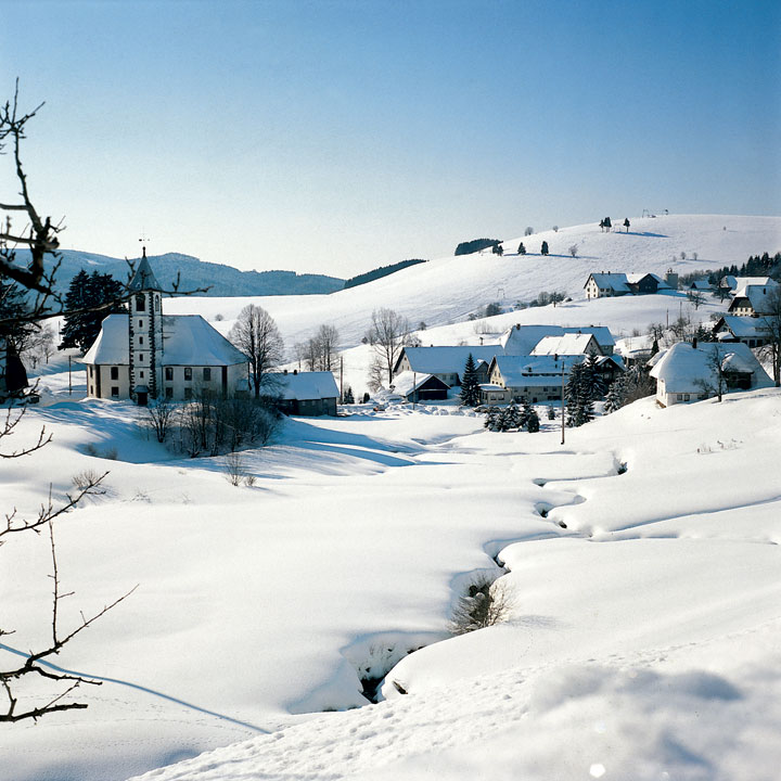 Kirche im Schwarzwald Dorf Gersbach und Skilift