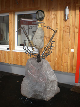 Skulptur Feuerwehrmann aus Eisen und Stein